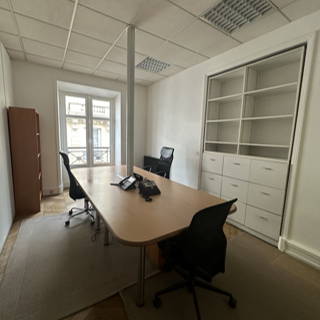 Bureau privé 20 m² 6 postes Location bureau Rue des Saussaies Paris 75008 - photo 2